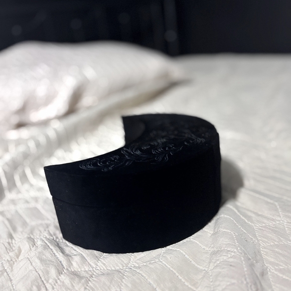 Crescent 🌙 Jewelry Box - Picture 4 of 5